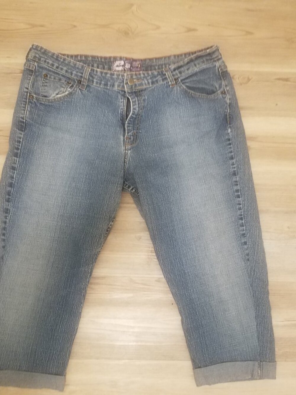 Classic Women's Mid-Rise Denim Capris in Faded Blue Size 20